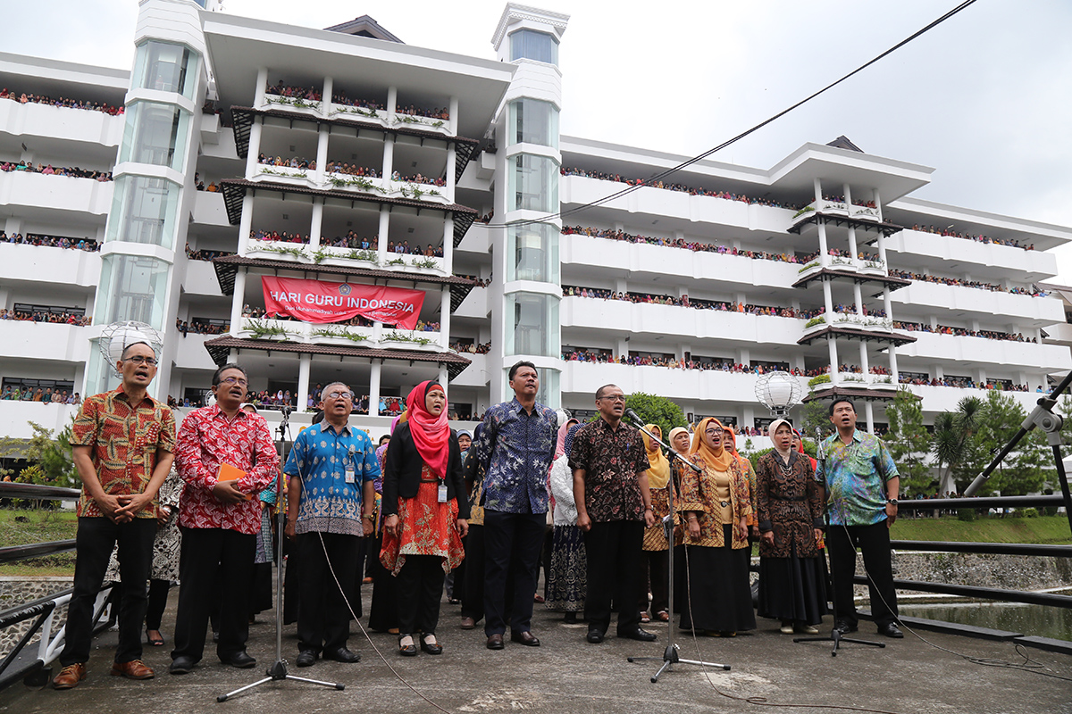 Dosen dan mahasiswa UMM menyanyikan lagu hymne guru di GKB I. ATMOSFER keharuan menyeruak di seantero